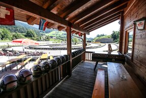 Stüberl und Terrasse mit Blick auf die Strecke